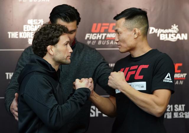 에드가와 마주보고 있는 정찬성 (사진 오른쪽)