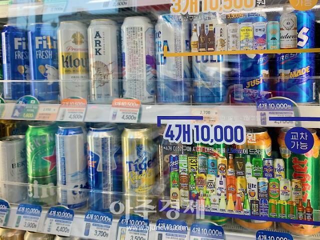 편의점에서 카스와 클라우드 등 국산맥주 4캔에 1만원 행사를 하고 있다.