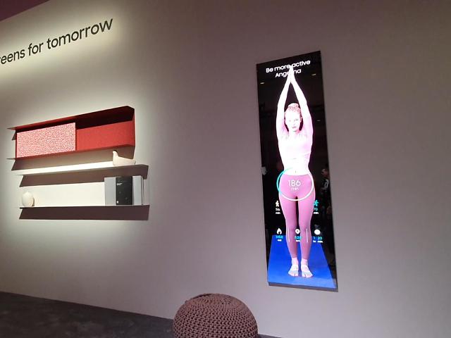 세계 최대 기술 전시회 'CES 2020' 개막을 이틀 앞둔 5일(현지시간) 미국 라스베이거스 시저스 팰리스 호텔에서 개최된 '삼성 퍼스트룩 2020' 행사장. 마이크로 LED를 활용한 콘셉트 제품 '미러'(오른쪽)에 인공지능 프로젝트 '네온' 시연 영상이 재생되고 있다. [사진=백준무 기자]