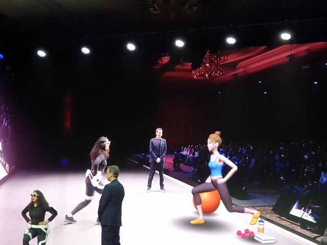 6일(현지시간) 미국 라스베이거스 베네시안 팔라조 호텔에서 삼성전자가 선보인 웨어러블 보행보조 로봇 '젬스'