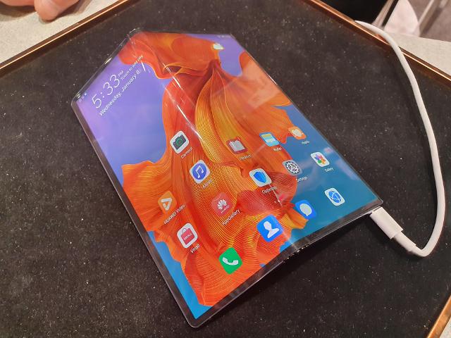 'CES 2020' 화웨이 부스에 전시된 폴더블 스마트폰 '메이트X'