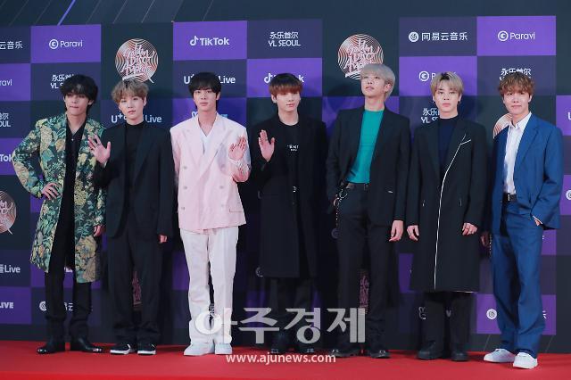방탄소년단(BTS)이 5일 오후 서울 서울 구로구 고척 스카이돔에서 열린 '34회 골든디스크 어워즈' 레드카펫 행사에 참석해 포즈를 취하고 있다. 왼쪽부터 뷔, 슈가, 진, 정국, RM, 지민, 제이홉.