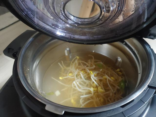 로봇쿠커로 만든 콩나물국. 평소에 만든 콩나물국은 아무리 애써 만들어도 콩나물과이 따로 놀았