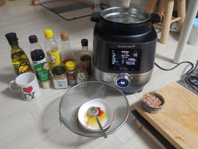 조리대가 비좁아서 바닥에서 음식을 만들어봤다. 싱크대나 조리대가 없는 1인 가구