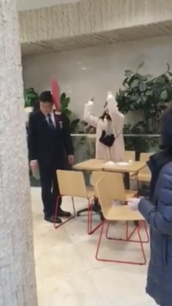 지난 9일 오후 서울 중구 백화점에서 한 여성이 보안요원에 햄버거세트를 내던지며 격하게 욕설까지 내뱉는 장면이 포착됐다.