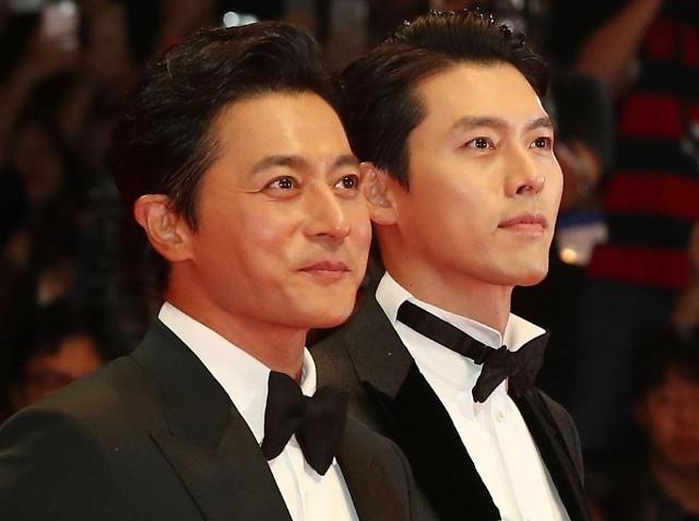 배우 장동건(왼쪽), 현빈이 4일 오후 부산 해운대구 영화의전당에서 열린 부산국제영화제 개막식에 참석하기 위해 레드카펫을 밟고 있다. 2018.10.4