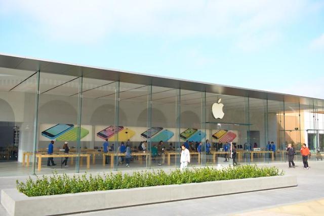 애플의 플래그십 스토어 전경.
