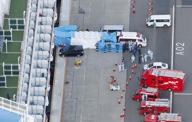 일본 크루즈선 앞에서 대기 중인 구급차      (요코하마 로이터=연합뉴스) 6일 일본 도쿄 남쪽 요코하마 항에 접안한 대형 크루즈선 '다이아몬드 프린세스'호 인근에서 구급차 한 대가 크루즈선의 신종 코로나바이러스 감염증 확진자들을 병원으로 이송하기 위해 대기하고 있다.     leekm@yna.co.kr/2020-02-06 18:13:46/ <저작권자 ⓒ 1980-2020 ㈜연합뉴스. 무단 전재 재배포 금지.>