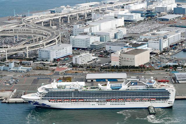 일본 크루즈선에서 또 10명 신종코로나 감염      (요코하마 교도/AP=연합뉴스) 6일 일본 도쿄 남쪽 요코하마 항에 신종 코로나바이러스 감염자가 집단 발생한 대형 크루즈선 '다이아몬드 프린세스'호가 격리 기간 필요한 식품 등 물품 적재를 위해 접안해 있다. 일본 보건당국은 이날 신종 코로나 감염자 10명이 집단으로 확인된 이 크루즈선에서 하루 만에 10명의 환자가 추가로 발생했다고 발표했다.     leekm@yna.co.kr/2020-02-06 16:48:13/ <저작권자 ⓒ 1980-2020 ㈜연합뉴스. 무단 전재 재배포 금지.>