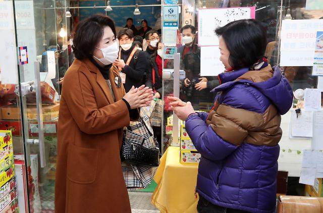 김정숙 여사가 18일 오후 서울 중랑구 동원전통종합시장에서 신종 코로나바이러스 감염증으로 어려움을 겪고 있는 상인들을 위로하고 있다.