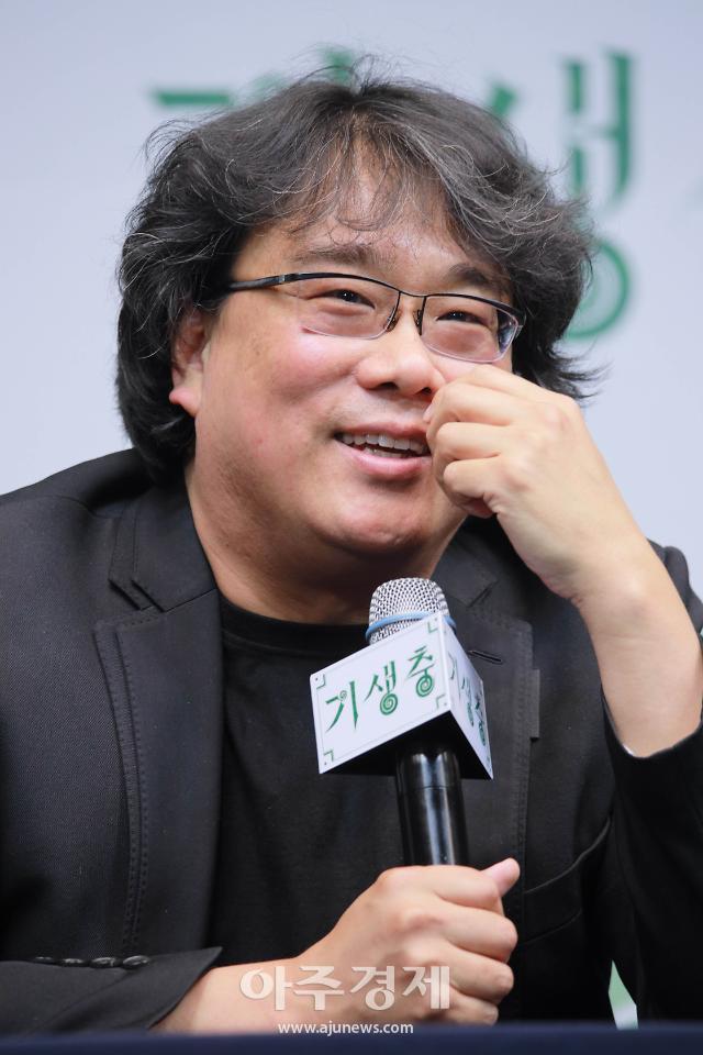 봉준호 감독이 19일 오전 서울 중구 웨스틴조선호텔에서 열린 영화 '기생충' 기자회견에 참석해 외신기자의 질문에 답하고 있다.