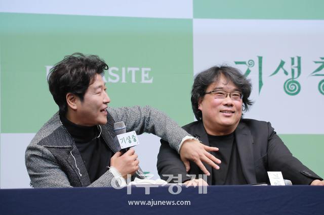 배우 송강호와 봉준호 감독이 19일 오전 서울 중구 웨스틴조선호텔에서 열린 영화 '기생충' 기자회견에 참석해 소감을 말하고 있다.