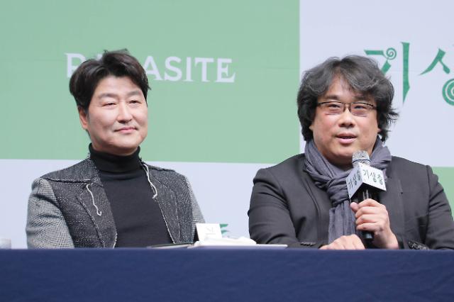 봉준호 감독이 19일 오전 서울 중구 웨스틴조선호텔에서 열린 영화 '기생충' 기자회견에 참석해 소감을 말하고 있다.