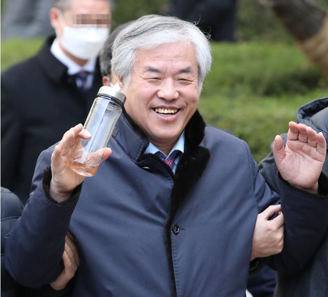 영장실질심사 마친 전광훈     (서울=연합뉴스) 박동주 기자 = 공직선거법 위반 혐의를 받는 전광훈 한국기독교총연합회 대표회장 목사가 24일 구속 전 피의자 심문(영장실질심사)을 마치고 서초구 서울중앙지법을 나서고 있다. 2020.2.24     pdj6635@yna.co.kr/2020-02-24 13:35:28/ <저작권자 ⓒ 1980-2020 ㈜연합뉴스. 무단 전재 재배포 금지.>