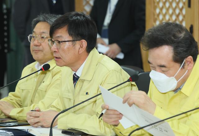 코로나19 발언하는 김상조     (서울=연합뉴스) 진성철 기자 = 김상조 청와대 정책실장이 25일 서울 여의도 더불어민주당사에서 열린 신종코로나바이러스 감염증(코로나19) 대응 고위당정협의회에서 발언하고 있다.  왼쪽부터 청와대 강기정 정무수석, 김 정책실장 , 민주당 이낙연 코로나19재난안전대책위원장.  2020.2.25     zjin@yna.co.kr/2020-02-25 09:02:53/ <저작권자 ⓒ 1980-2020 ㈜연합뉴스. 무단 전재 재배포 금지.>