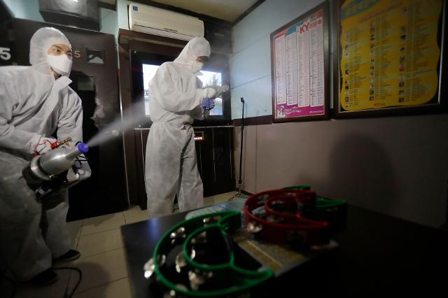 노래방 방역 현장     (서울=연합뉴스) 지난 12일 오후 서울 송파구의 한 노래방에서 송파구청 관계자들이 방역을 하고 있다. 2020.3.13      [송파구 제공. 재판매 및 DB 금지]     photo@yna.co.kr/2020-03-13 14:28:39/ <저작권자 ⓒ 1980-2020 ㈜연합뉴스. 무단 전재 재배포 금지.>