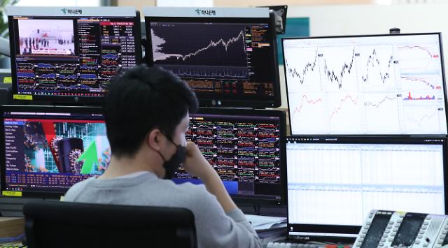 지난 20일 서울 중구 하나은행 본점 딜링룸에서 한 외환 딜러가 컴퓨터 화면을 바라보고 있는 모습.