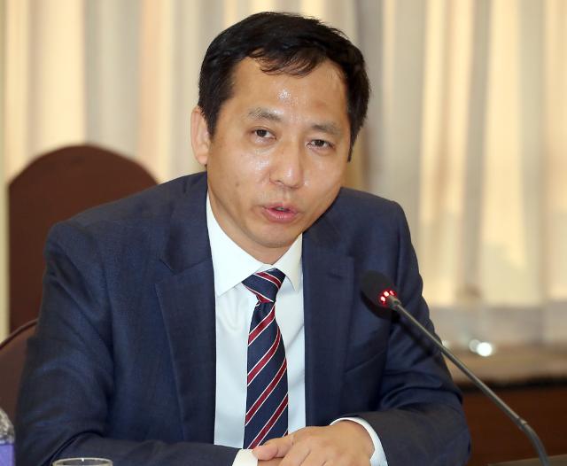 박복영 대통령비서실 경제보좌관이 25일 오후 서울 프레스센터에서 열린 ‘코로나19 극복을 위한 해외 진출기업 간담회’에서 인사말을 하고 있다.