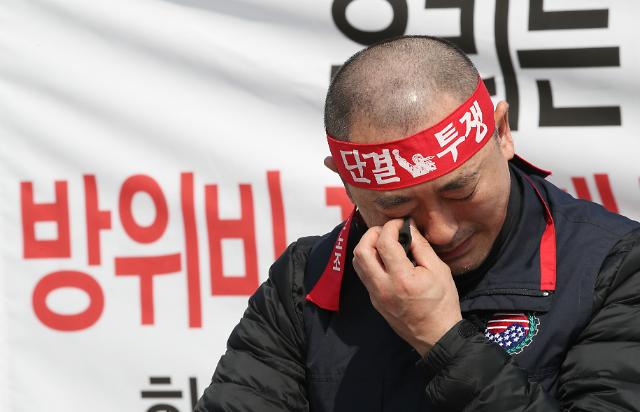 눈물 흘리는 주한미군 한국인노동조합 위원장     (서울=연합뉴스) 이진욱 기자 = 최응식 전국주한미군 한국인노동조합 위원장이 25일 오전 청와대 분수대 앞에서 방위비 제도 개선을 요구하며 삭발한 뒤 눈물을 흘리고 있다. 2020.3.25     cityboy@yna.co.kr/2020-03-25 13:52:50/ <저작권자 ⓒ 1980-2020 ㈜연합뉴스. 무단 전재 재배포 금지.>