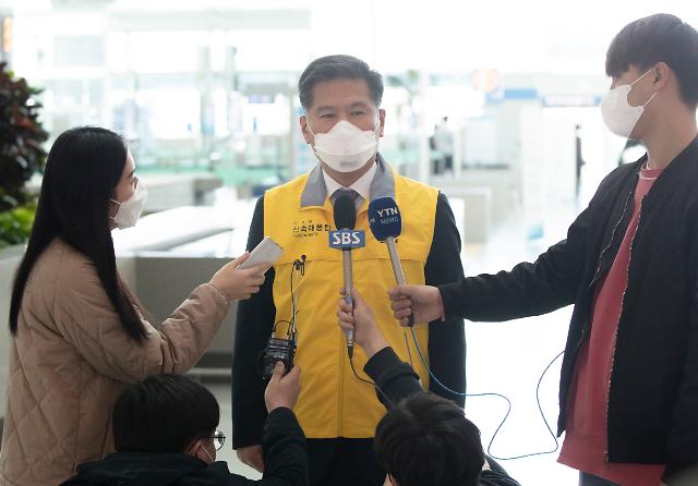 송세원 신속대응팀장이 30일 오전 인천국제공항2터미널 출국장을 통해 이탈리아로 출국하기 앞서 취재진의 질문에 답하고 있다