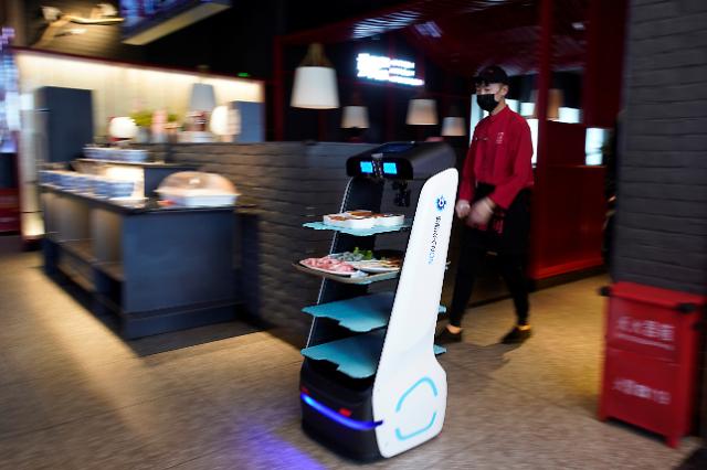 중국 상해의 한 식당에서 코로나19 확산에 따라 음식을 제공하는 로봇을 활용해 서비스를 제공하고 있다.