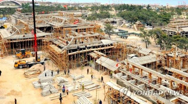 지난 2018년 5월 14일 북한 노동당 기관지 노동신문은 원산 시내 조성 중인 대규모 관광단지 ‘원산갈마해안관광지구’의 건설현장 모습을 공개했다.