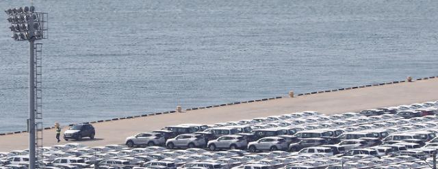 현대자동차 울산5공장 투싼 생산라인이 신종 코로나바이러스 감염증(코로나19) 사태로 해외 현지 판매사들이 대부분 영업을 중단하는 등 수출 물량이 크게 줄어 이달 13∼17일 임시 휴업에 들어갔다. 지난 8일 현대차 울산공장 수출선적부두에 투싼 등 완성차들이 대기하고 있다.