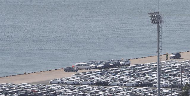 현대자동차 울산5공장 투싼 생산라인이 신종 코로나바이러스 감염증(코로나19) 사태로 해외 현지 판매사들이 대부분 영업을 중단하는 등 수출 물량이 크게 줄어 이달 13∼17일 임시 휴업에 들어간다. 지난 8일 현대차 울산공장 수출선적부두에 투싼 등 완성차들이 대기하고 있다.