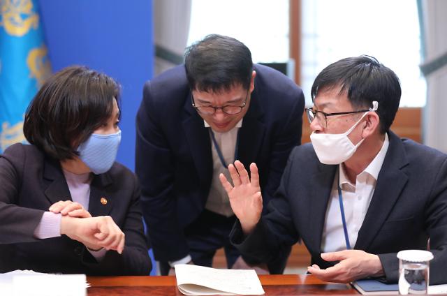 대화하는 박영선-황덕순-김상조     (서울=연합뉴스) 이진욱 기자 = 박영선 중소벤처기업부 장관(왼쪽부터), 황덕순 청와대 일자리수석, 김상조 정책실장이 19일 청와대에서 코로나19 대응 논의를 위한 1차 비상경제회의 전 대화하고 있다. 2020.3.19     citiboy@yna.co.kr/2020-03-19 11:18:22/ <저작권자 ⓒ 1980-2020 ㈜연합뉴스. 무단 전재 재배포 금지.>