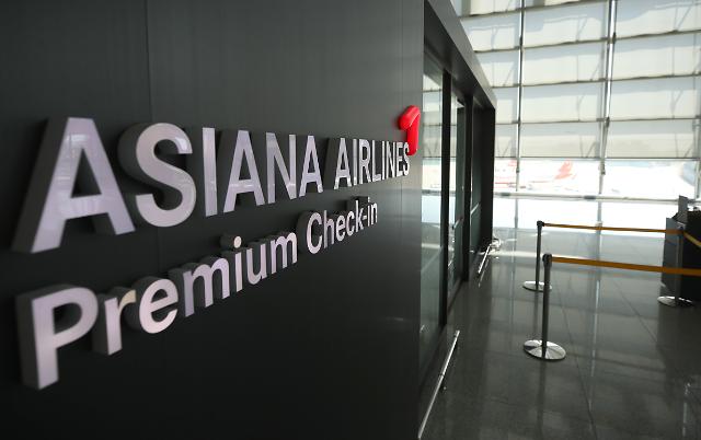 인천국제공항 1터미널 출국장 내 아시아나 탑승수속 카운터.