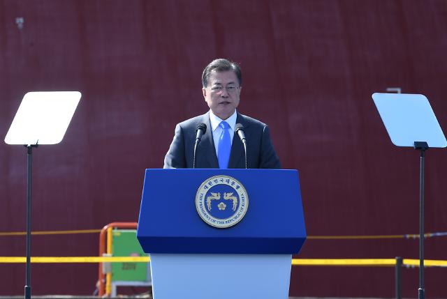 축사하는 문재인 대통령      (거제=연합뉴스) 이진욱 기자 = 문재인 대통령이 23일 경남 거제시 대우조선해양 옥포조선소에서 열린 세계 최대 컨테이너선 '알헤시라스'호(2만4천TEU급) 명명식에 참석해 축사를 하고 있다. 2020.4.23     cityboy@yna.co.kr/2020-04-23 16:14:08/ <저작권자 ⓒ 1980-2020 ㈜연합뉴스. 무단 전재 재배포 금지.>