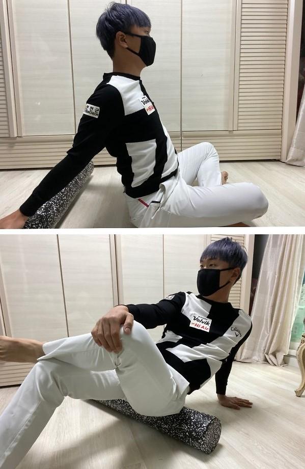 폼 롤러로 스트레칭하는 전가람