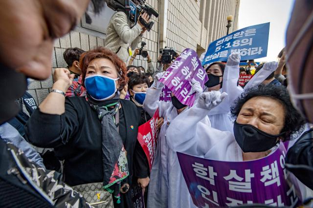 전두환 구속 촉구하는 오월 어머니들 (광주=연합뉴스) 천정인 기자 = 전두환 전 대통령이 사자명예훼손 사건 재판과 관련해 27일 광주지방법원으로 들어가자 오월 어머니회원들이 법원 입구 앞에서 시위를 벌이고 있다. 2020.4.27 iny@yna.co.kr/2020-04-27 14:40:58/ <저작권자 ⓒ 1980-2020 ㈜연합뉴스. 무단 전재 재배포 금지.>