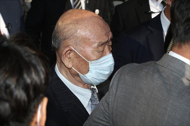 법원 떠나는 전두환 (광주=연합뉴스) 정회성 기자 = 전두환 전 대통령이 27일 광주지방법원에서 열린 형사재판에 피고인으로 출석하고 나서 법원 청사를 나서고 있다. 전씨는 5·18 민주화운동 당시 헬기사격을 목격했다고 증언한 고(故) 조비오 신부의 명예를 훼손한 혐의로 재판에 넘겨져 이날 법정에 출석했다. 2020.4.27 hs@yna.co.kr/2020-04-27 18:46:33/ <저작권자 ⓒ 1980-2020 ㈜연합뉴스. 무단 전재 재배포 금지.>