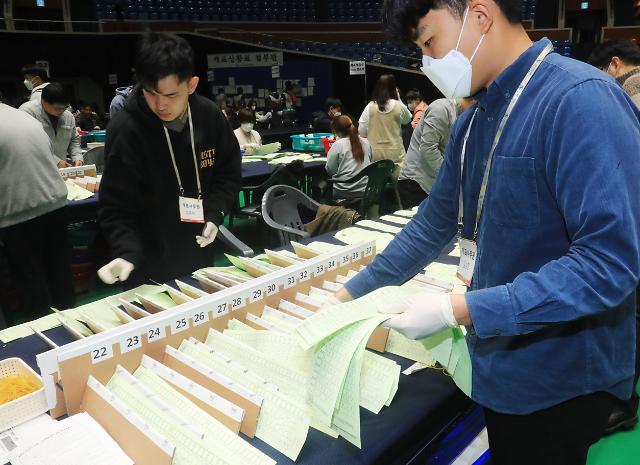 제21회 총선이 실시된 15일 오후 제주시 한라체육관 개표소에서 비례대표 선거 투표용지 개표 작업이 이뤄지고 있다.