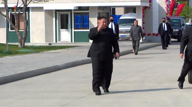 북한 김정은 국무위원장이 노동절(5·1절)이었던 지난 1일 순천인비료공장 준공식에 참석했다고 조선중앙TV가 2일 보도했다. 김 위원장이 사람들을 향해 손인사를 하고 있다.