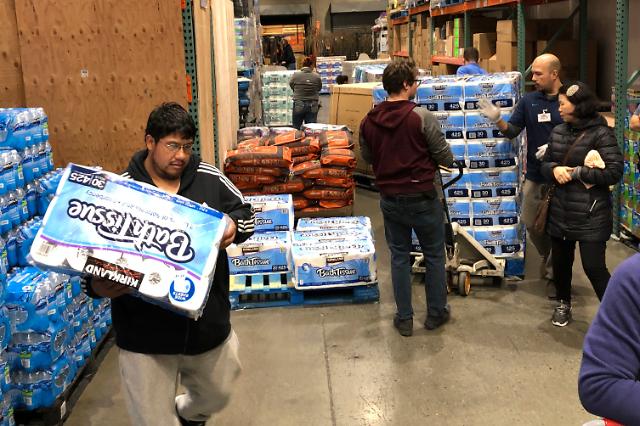 '코로나19 대비' 휴지 구매하는 미국인들 (타코마 AP=연합뉴스) 신종 코로나바이러스 감염증(코로나19) 불안감 속에 세계 곳곳에서 화장실 휴지 사재기 현상이 속출하는 가운데 지난 7일(현지시간) 미국 워싱턴 주 타코마에 있는 한 대형마트에서 이용객들이 매장에 갓 도착한 휴지를 구매하고 있다. leekm@yna.co.kr/2020-03-11 16:06:55/ <저작권자 ⓒ 1980-2020 ㈜연합뉴스. 무단 전재 재배포 금지.>