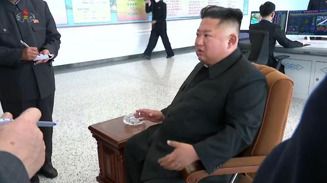 북한 김정은 국무위원장이 노동절(5·1절)이었던 지난 1일 순천인비료공장 준공식에 참석했다고 조선중앙TV가 2일 보도했다. 공장 내부에서 김 위원장이 재떨이를 놓고 담배를 피우며 대화하고 있다.