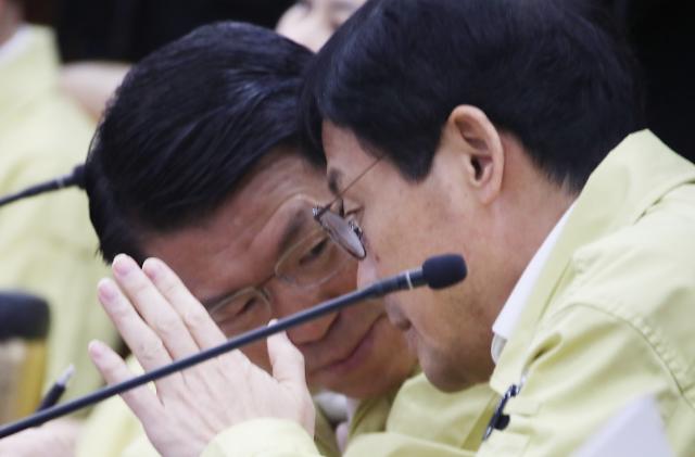 대화하는 이호승 경제수석과 은성수 경제수석       (서울=연합뉴스) 김승두 기자 = 이호승 청와대 경제수석(오른쪽)과 은성수 금융위원장이 17일 오전 정부서울청사에서 열린 신종 코로나바이러스 감염증(코로나19) 대응 경제관계장관회의 겸 일본 수출규제 관련 관계장관회의에 참석해 가까이서 대화하고 있다. 2020.2.17      kimsdoo@yna.co.kr/2020-02-17 08:56:12/ <저작권자 ⓒ 1980-2020 ㈜연합뉴스. 무단 전재 재배포 금지.>