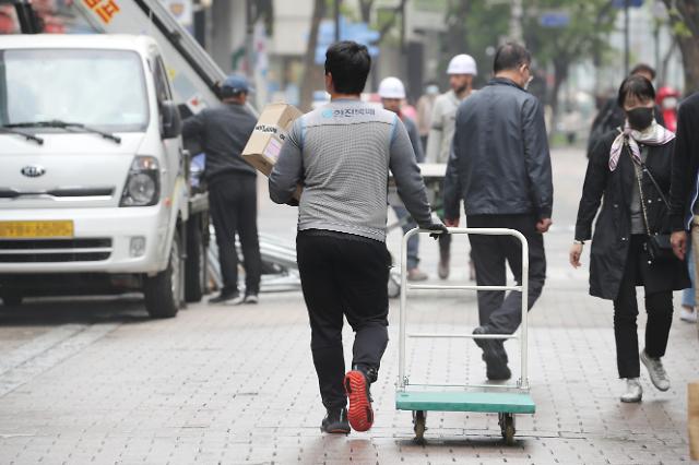 근로자의날인 1일 오전 서울 중구 명동거리에서 택배 노동자가 배송하고 있다.