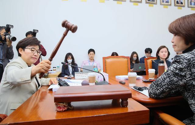 11일 국회 환경노동위원회 고용노동소위원회에서 미래통합당 소속 임이자 소위원장(왼쪽)이 더불어민주당 소속 한정애 간사가 지켜보는 가운데 의사봉을 두드리고 있다.