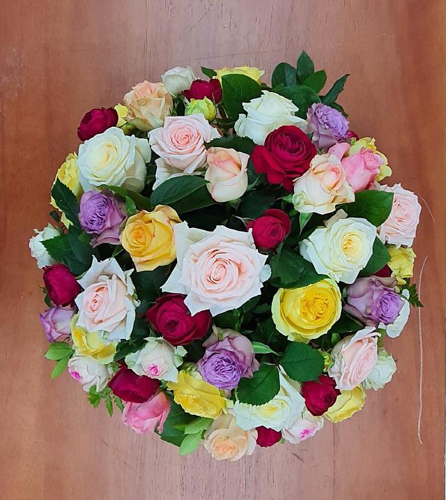 문재인 대통령의 집무실 탁자 위에 놓인 장미꽃 모듬의 꽃바구니