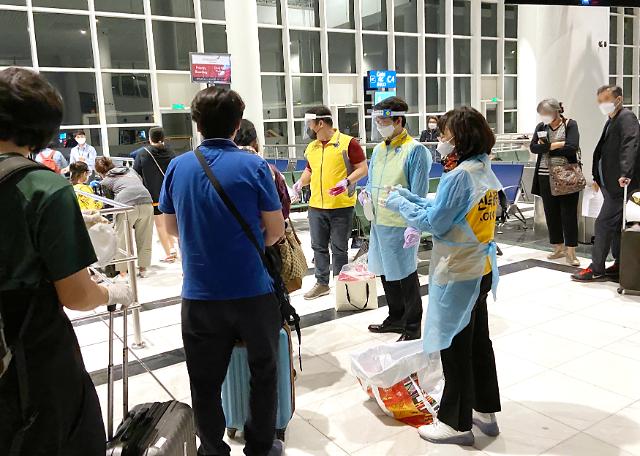 한빛부대 파병 비행기로 아프리카 교민 60명 귀국     (서울=연합뉴스) 아프리카 교민 60명이 남수단에 주둔하는 한빛부대 12진 부대원이 타고 갔던 전세기를 타고 인천공항을 통해 21일 오후 귀국했다고 국방부과 외교부가 밝혔다. 에티오피아에서 출발한 교민들은 이날 오후 7시 40분께 인천국제공항에 도착했다.     사진은 에티오피아에서 아프리카 교민들이 전세기에 탑승하는 모습. 2020.5.22     [국방부 제공. 재판매 및 DB 금지]     photo@yna.co.kr/2020-05-22 09:35:05/ <저작권자 ⓒ 1980-2020 ㈜연합뉴스. 무단 전재 재배포 금지.>