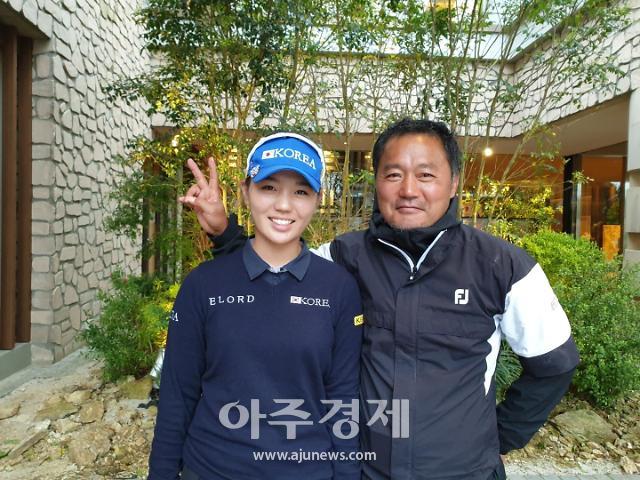 2019년 WAAP에 출전했던 홍예은과 캐디를 자처한 아버지(왼쪽부터)