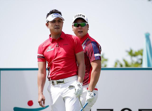 티샷 후 타구 방향을 바라보는 박상현과 함정우(왼쪽부터)