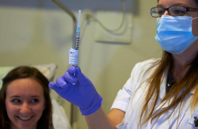 FILE PHOTO: A nurse prepares a syringe containing an experimental Ebola virus vaccine next to a volunteer called Marie (L) during a media visit at the Lausanne University Hospital (CHUV) in Lausanne November 4, 2014. A trial is being conducted with a vaccine from GlaxoSmithKline among 120 healthy volunteers with support from the World Health Organization (WHO). The participants will be monitored for six months to determine both the safety and efficiency of the vaccine in the fight against the worst outbreak of Ebola on record which has killed nearly 5,000 people.     REUTERS/Denis Balibouse/File Photo/2020-05-31 18:01:07/ <저작권자 ⓒ 1980-2020 ㈜연합뉴스. 무단 전재 재배포 금지.>
