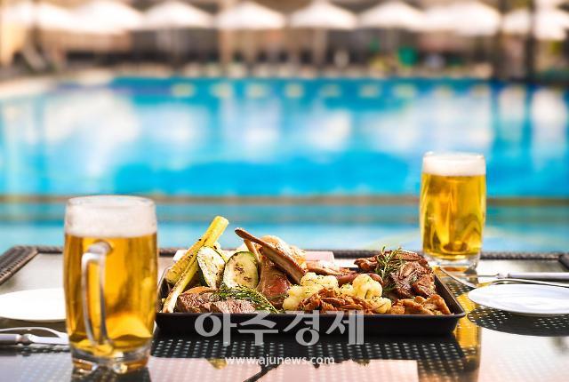 반얀트리 클럽 앤 스파 서울 야외수영장 오아시스에서 즐기는 바비큐