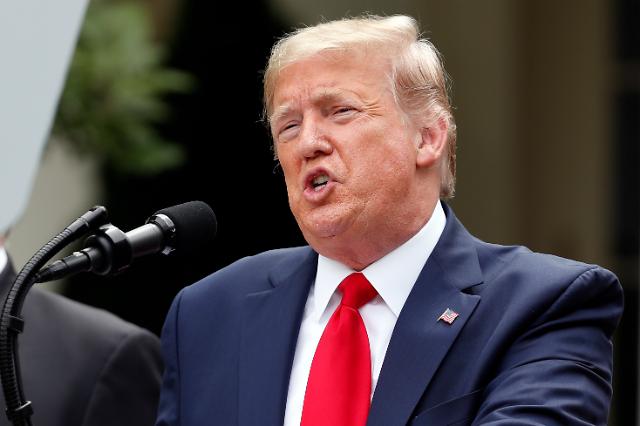 트럼프 "홍콩 특별지위 박탈절차 시작"…중국에 보복조치      (워싱턴 AP=연합뉴스) 도널드 트럼프 미국 대통령이 29일(현지시간) 백악관 로즈가든에서 기자회견을 열어 중국의 홍콩 국가보안법(홍콩보안법) 처리 강행 보복 조치로 홍콩에 부여한 특별지위를 철폐하는 절차를 시작한다고 밝히고 있다.      leekm@yna.co.kr/2020-05-30 10:42:24/ <저작권자 ⓒ 1980-2020 ㈜연합뉴스. 무단 전재 재배포 금지.>