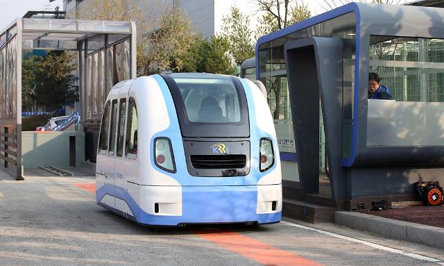 소형 트램 PRT 모습. 별다른 궤도 없이 도로에 그려진 빨간색 길을 따라 움직인다.