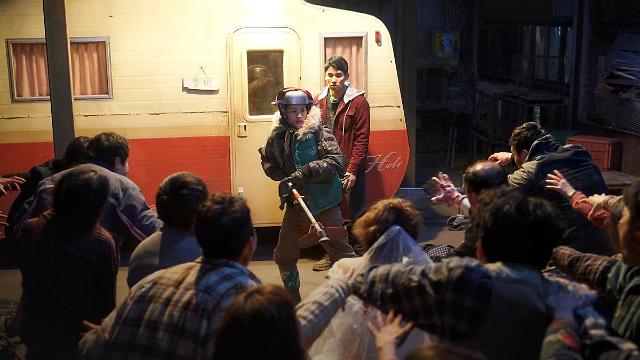 본격 좀비 비즈니스…'기묘한 가족'